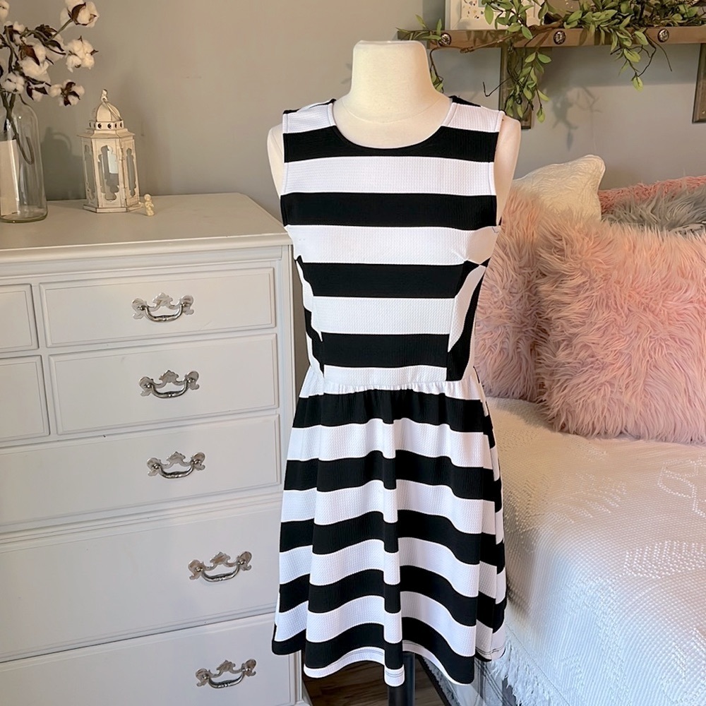 Poema Dress Fit and Flare Comfy Black White Sleeveless